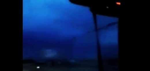 Нечто странное появилось в небе над штатом Небраска во время грозы